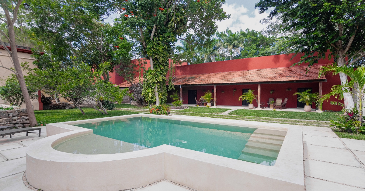 Terraza y piscina Hacienda Kancabchen